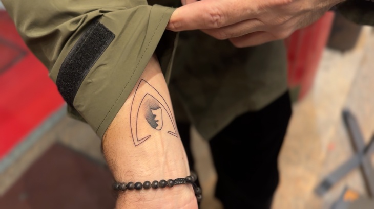 VIDEO. Publicitar cu 30 de ani experienţă, la Trădătorii, pe Pro TV. A fost atât de marcat că şi-a tatuat sigla emisiunii!