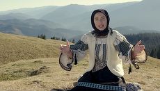 I-a lăsat fără muzica ...de "aur"! Cântăreaţa Paula Hriscu se dezice de Realitatea după ce piesa ei a fost folosită ca imn al suveraniştilor. Nu zice clar de ce până acum le-a permis!