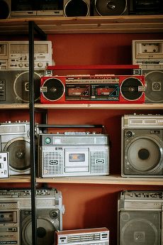 Pregătiţi casetofoanele! Un nou post de radio începe să emită în Bucureşti. Cine face matinalul. Cum arată grila. Toate detaliile