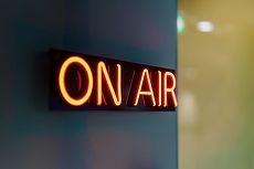 Audienţele radio, valul de vara 2026. Kiss FM rămâne lider, ZU domină Capitala. Cine urcă şi cine pierde ascultători