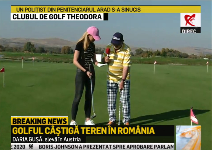 Captură dintr-una dintre emisiuni. Octavian Hoandră, pe terenul de golf din Sibiu, o învaţă pe fiica lui Cozmin Guşă să joace golf