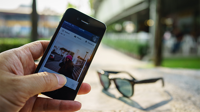 Facebook schimbă algoritmul: Mai puţine ştiri, mai multe postări de la familie şi prieteni