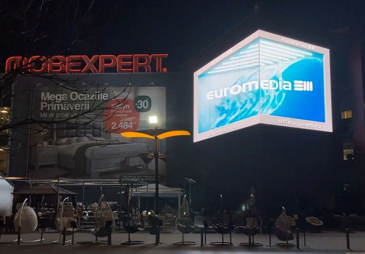 Ecrane digitale outdoor Euromedia, pe magazinele Mobexpert. „Premieră în outdoor-ul digital: primul ecran 3D din România”

