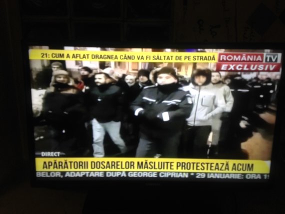 DERAPAJ. Protestele, la România TV: Apărătorii dosarelor măsluite protestează