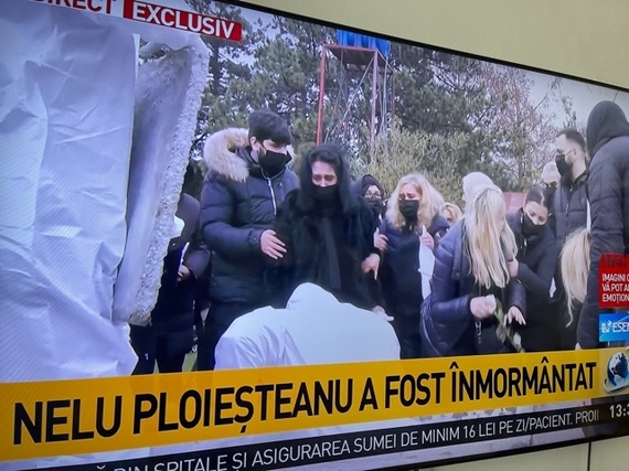DERAPAJ. România TV şi Antena 3, imagini cu rudele plângând la mormântul lui Nelu Ploieşteanu