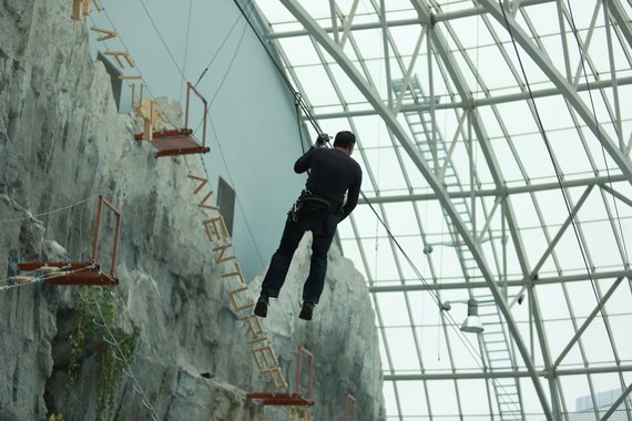 (P) VIDEO. Poliţiştii îşi fac antrenamentul la mall, pe traseul extrem din cupola AFI. Vârful: la înălţimea unui bloc de nouă etaje
