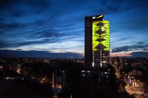 (P) FOTO-VIDEO. Cea mai mare proiecţie 3D din România: din turnul BRD pe turnul Bucharest Tower Center. Aniversare spectaculoasă EY România