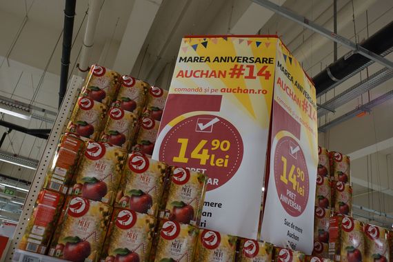 GALERIE FOTO. (P) Auchan sărbătoreşte 14 ani cu MII de reduceri. Aniversarea, în imagini. Ce găsiţi la super-preţ?