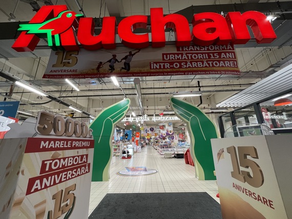 Proiect Special. GALERIE FOTO. Aniversare: 15 ani de Auchan. Oferte spectaculoase la toate gamele de produse. Ce reduceri sunt?