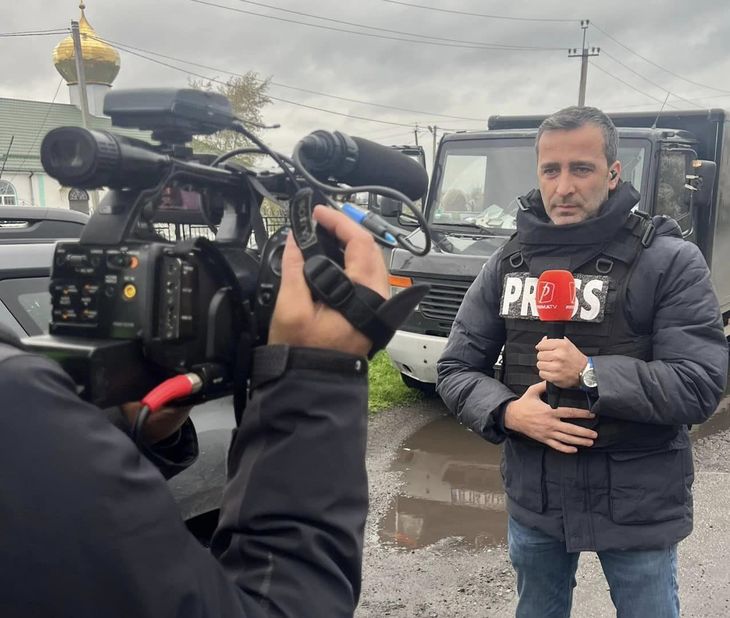 Marius Saizu realizează multe reportaje speciale pe teren, deşi este şeful ştirilor de la Prima TV / foto: arhiva personală