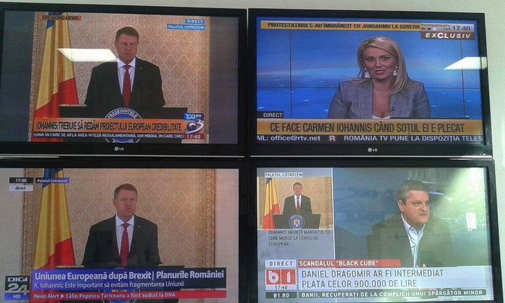 BURTIERĂ LA MINUT. Iohannis la TV: preşedintele pe patru canale, soţia pe al cincilea