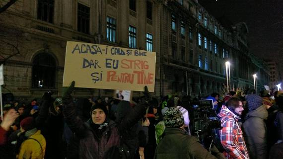 Ora 19.00. Protest la Universitate. Doar Pro TV, Digi şi Realitatea au relatat. Linişte la B1 TV şi România TV. Câteva cadre la Antena 3