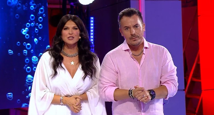 Monica Bîrlădeanu şi Răzvan Fodor, doi dintre prezentatorii emisiunii Splash! Vedete la apă. Sursa foto: Antena 1