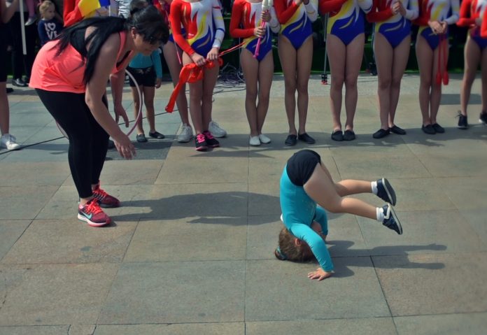 Foto - Recorder.ro | Piteşti, „Simfonia Lalelelor“ 2018. Un copil de trei ani este pus să facă acrobaţii în faţa reprezentanţilor Guvernului României.