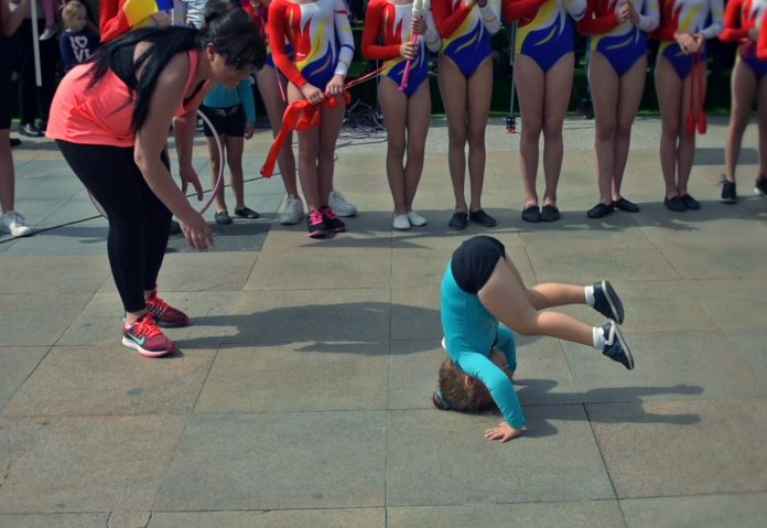 Foto - Recorder.ro | Piteşti, „Simfonia Lalelelor“ 2018. Un copil de trei ani este pus să facă acrobaţii în faţa reprezentanţilor Guvernului României. 