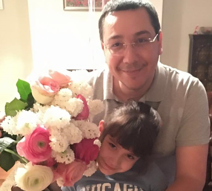 Mesajul lui Victor Ponta de la mulţi ani pentru fiica sa a adunat mii de comentarii pe Facebook