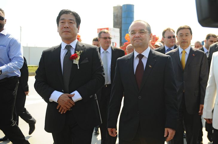 Wang Yan (stânga) şi Emil Boc în 2011, la deschiderea China Town din Afumaţi| foto: Tolo.ro