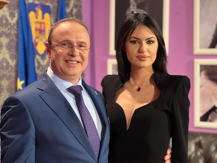 Influenceriţa Cristina Belciu împreună cu Grig Chiroiu, într-o apariţie specială în serialul de comedie Secretele Preşedintelui. Sursa foto: Prima TV