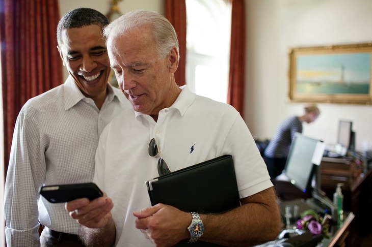 Barack Obama (st.) şi Joe Biden. Sursa foto: Pixabay