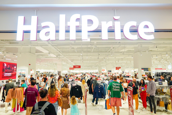 COMUNICAT. HalfPrice deschide primul magazin din  Bucureşti