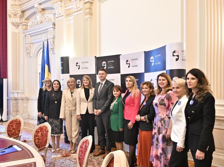 COMUNICAT. Femeile din politică, administraţie şi afaceri, pentru prima dată la aceeaşi masă de dialog constructiv. Summitul „Femei pentru o societate mai bună – De la voce la putere”, organizat de Women for a Better Society la Senatul României
