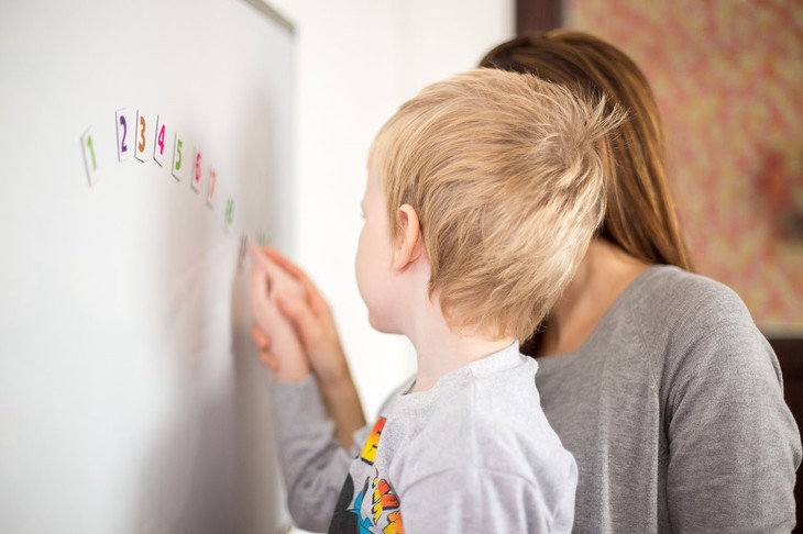 COMUNICAT. 200 de organizaţii partenere în Federaţia R.O. TSA au obţinut includerea mesajului de diagnosticarea precoce a autismului în lista oficială de mesaje de interes public