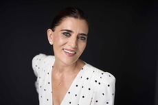 COMUNICAT. Din Priviri, un volum-manifest de outfluencer semnat de Mihaela Nicola