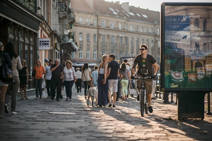 Ce fac cei care văd o reclamă outdoor? Peste o treime au căutat brandul pe Google