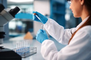 Peptidele: ce sunt, cât de sigure sunt şi ce spun dovezile ştiinţifice despre utilizarea lor pentru slăbit, recuperare sau anti-îmbătrânire