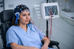 Metodă neinvazivă pentru restabilirea controlului mişcării la persoanele paralizate, testată la pacienţi