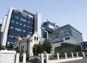 Modelul care a redefinit standardele în sistemul privat de sănătate din România. 15 ani de excelenţă medicală