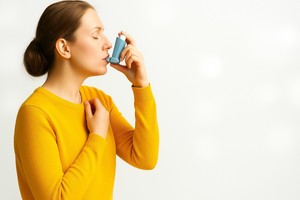 O teorie consacrată despre astm, pusă sub semnul întrebării de experţi: tratăm cu adevărat cauza bolii?