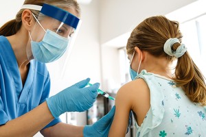 Covid-19 creşte mai mult riscul de complicaţii cardiace la copii decât vaccinarea, potrivit unei analize bazate pe datele medicale a 14 milioane de pacienţi