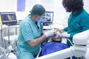 Infecţiile dentare pot afecta controlul glicemiei, sugerează noi cercetări