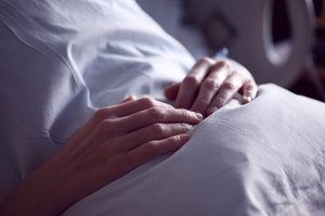 Cancerul ovarian poate deveni rapid rezistent la tratament. O combinaţie cu un medicament existent ar putea creşte eficienţa terapiei