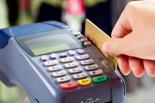 60% dintre români folosesc cardurile pentru plata facturilor