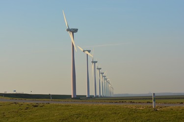 Creșterea exporturilor de energie eoliană din Dobrogea în Ungaria a majorat pierderile din rețeaua Transelectrica