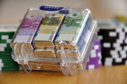 Specialist Banca Mondială: Averile oamenilor de afaceri și politicienilor arestați trebuie confiscate