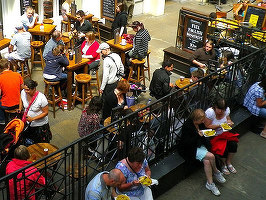 Restaurante, pizzerii și shaormerii, impozitate anual cu 1.800 lei-38.400 lei, proprietarii de baruri și discoteci - taxați cu până la 38.600 lei