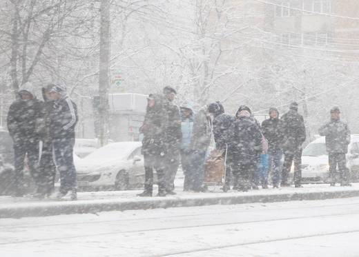 Cod galben de vreme rea. Viscol și ger siberian în zece județe ale țării