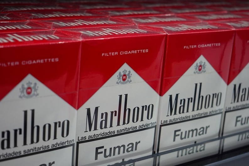 Producătorul Marlboro începe al doilea val de concedieri după 2011 și investește în țigări electronice