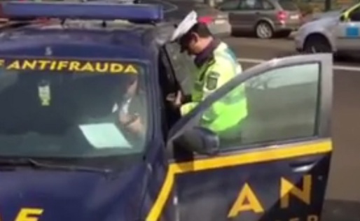 VIDEO Antifrauda le-a retras inspectorilor care au parcat neregulamentar dreptul de utilizare a mașinilor de serviciu
