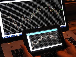 Percheziții la brokeri neautorizați care acționau pe platforme online fictive