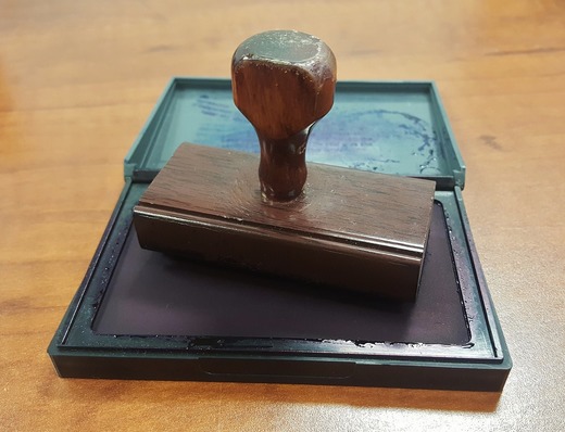 Contabilitate dublă și facturi neînregistrate, descoperite de procurori la un birou notarial din Capitală