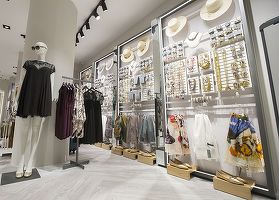 Parfois se extinde în afara Bucureștiului și deschide un magazin în Iulius Mall Timișoara