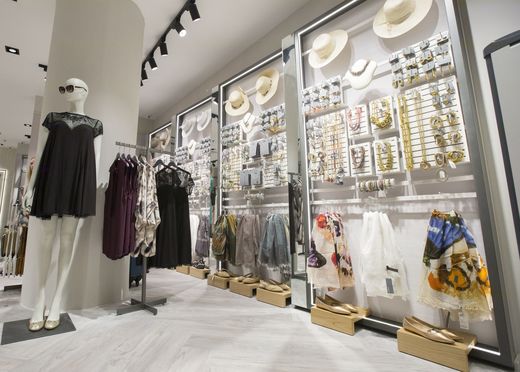 Parfois se extinde în afara Bucureștiului și deschide un magazin în Iulius Mall Timișoara