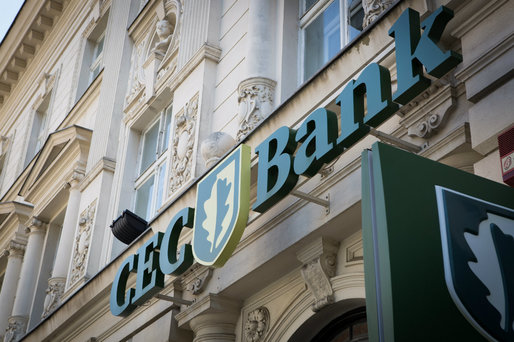 Zeci de oameni au protestat la sucursala CEC Bank din Zlatna, după ce două foste angajate le-ar fi furat bani din conturi