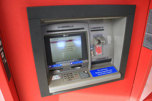 Percheziții la suspecți de furturi din bancomate. Patru persoane, bănuite că au forțat fantele de eliberare a banilor la 15 ATM-uri