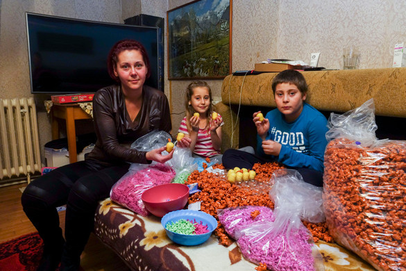 FOTO Copiii români sunt plătiți cu 1 leu pe oră pentru a asambla jucăriile din ouăle Kinder. Reacția mamei