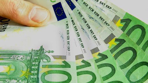 Euro a atins minimul ultimelor 20 de luni față de dolar, după eșecul referendumului din Italia